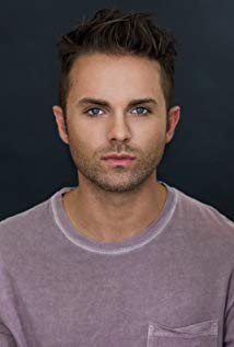 How tall is Thomas Dekker?